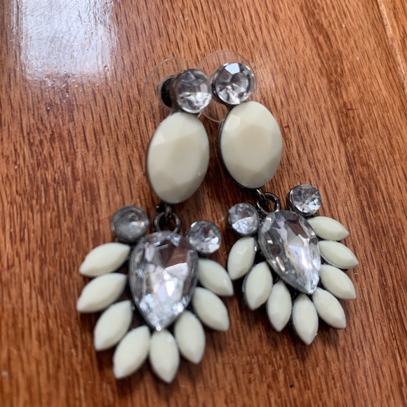 [FREE WITH PURCHASE] 🛍️ Silver dangle earrings with tear drop shape - Picture 2 of 3